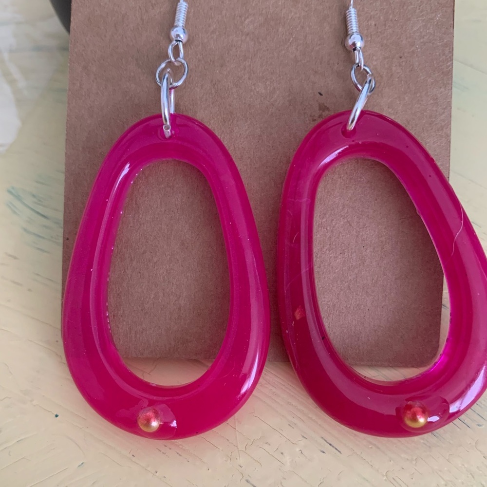 Pink oval, small dot on loop, resin